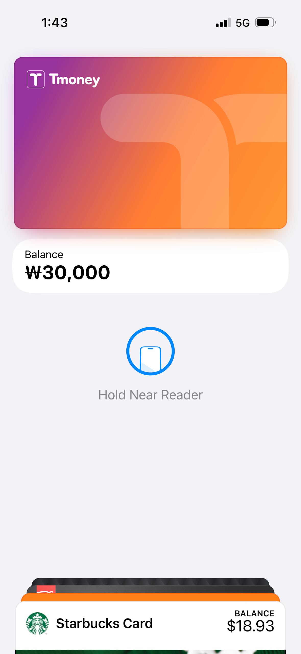 Apple Wallet 打開 T-money 卡,畫面顯示 Hold Near Reader,代表已可感應 POS